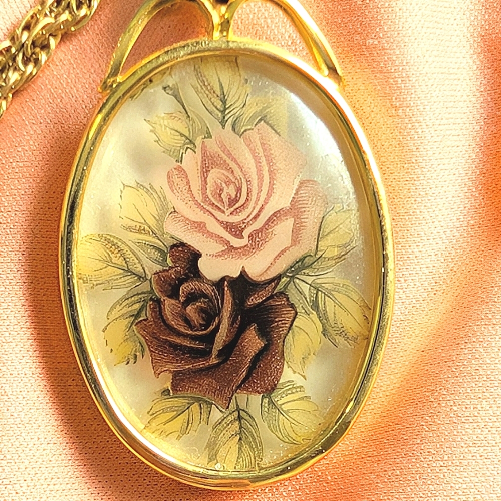 Elegant Gold Rose Pendant Necklace